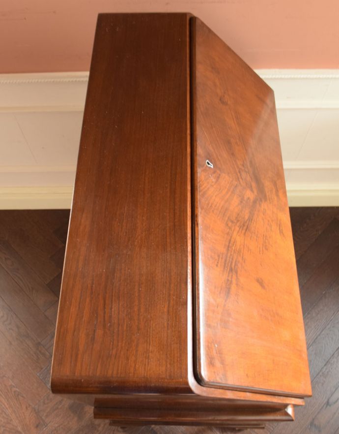 ビューロー アンティーク家具 英国から到着したアンティーク家具、美しいウォルナット材のビューロー(デスク)。天板もピカピカにお直ししました。(k-1374-f)