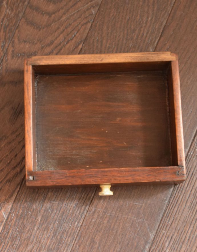 ビューロー アンティーク家具 英国から到着したアンティーク家具、美しいウォルナット材のビューロー(デスク)。ビューロの中の引き出しです。(k-1374-f)