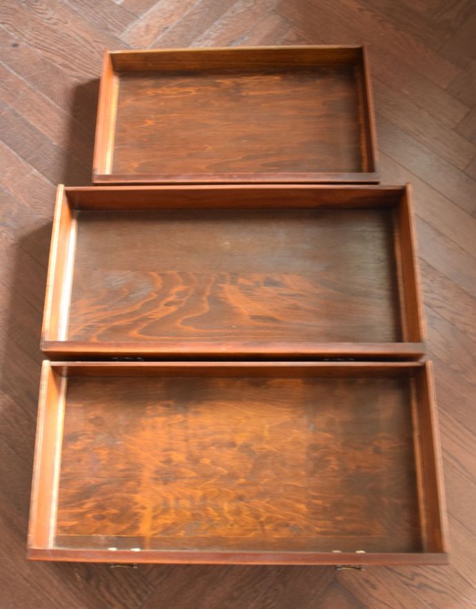 ビューロー アンティーク家具 英国から到着したアンティーク家具、美しいウォルナット材のビューロー(デスク)。広々とした引き出しが3杯付いています。(k-1374-f)