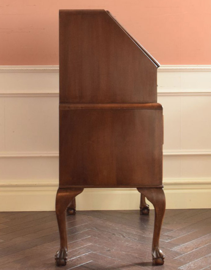 ビューロー アンティーク家具 英国から到着したアンティーク家具、美しいウォルナット材のビューロー(デスク)。ビューローを閉じると、スッキリとしたキャビネットに。(k-1374-f)