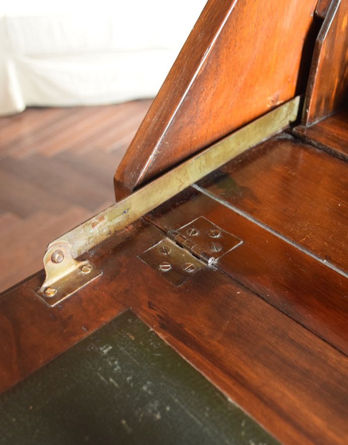 ビューロー アンティーク家具 英国から到着したアンティーク家具、美しいウォルナット材のビューロー(デスク)。しっかりと金具で固定されています。(k-1374-f)