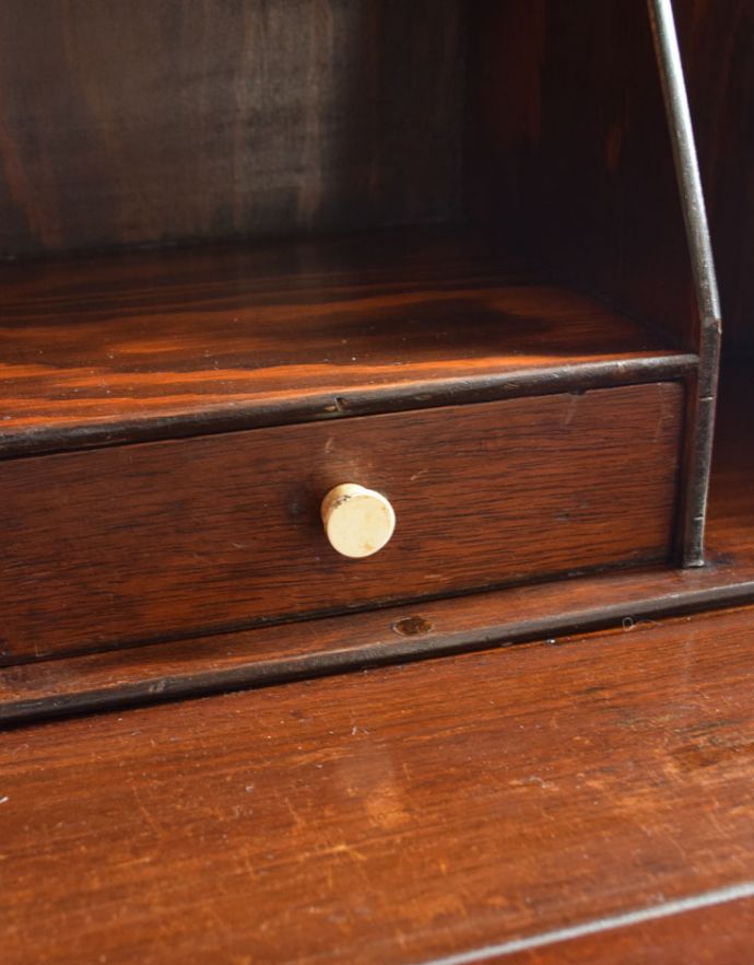 ビューロー アンティーク家具 英国から到着したアンティーク家具、美しいウォルナット材のビューロー(デスク)。ビューローの中は小さい取っ手がちょこんと付いています。(k-1374-f)