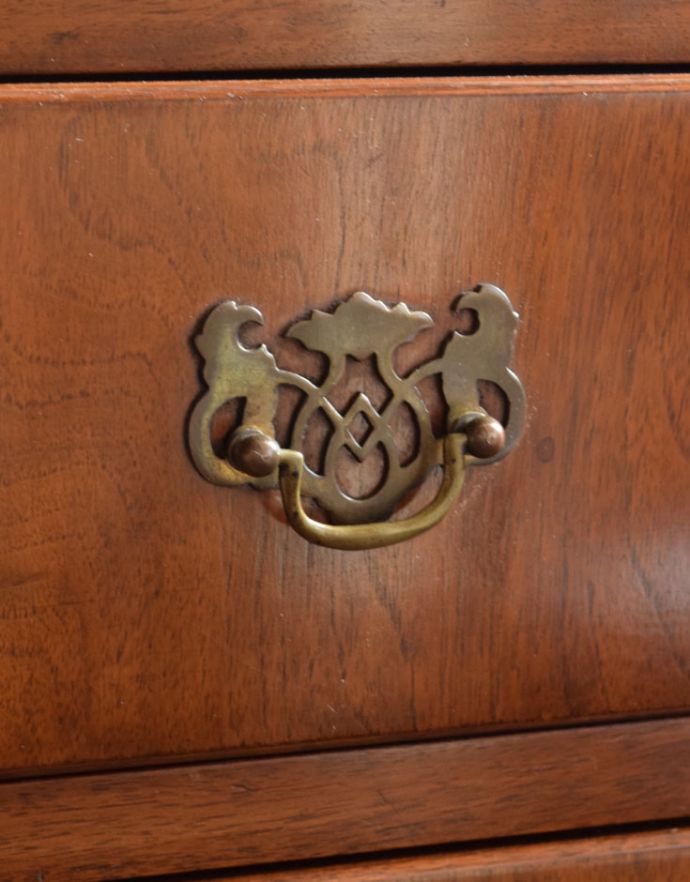 ビューロー アンティーク家具 英国から到着したアンティーク家具、美しいウォルナット材のビューロー(デスク)。凝った装飾のハンドルタイプの取っ手です。(k-1374-f)