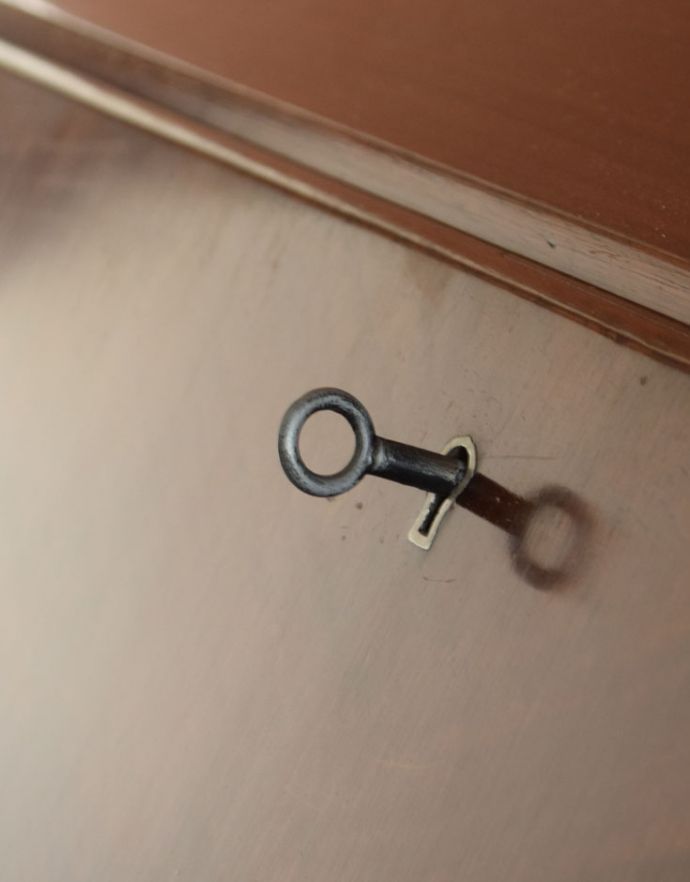 ビューロー アンティーク家具 英国から到着したアンティーク家具、美しいウォルナット材のビューロー(デスク)。ビューローの扉は、アンティークの鍵を引っ掛けて開閉します。(k-1374-f)