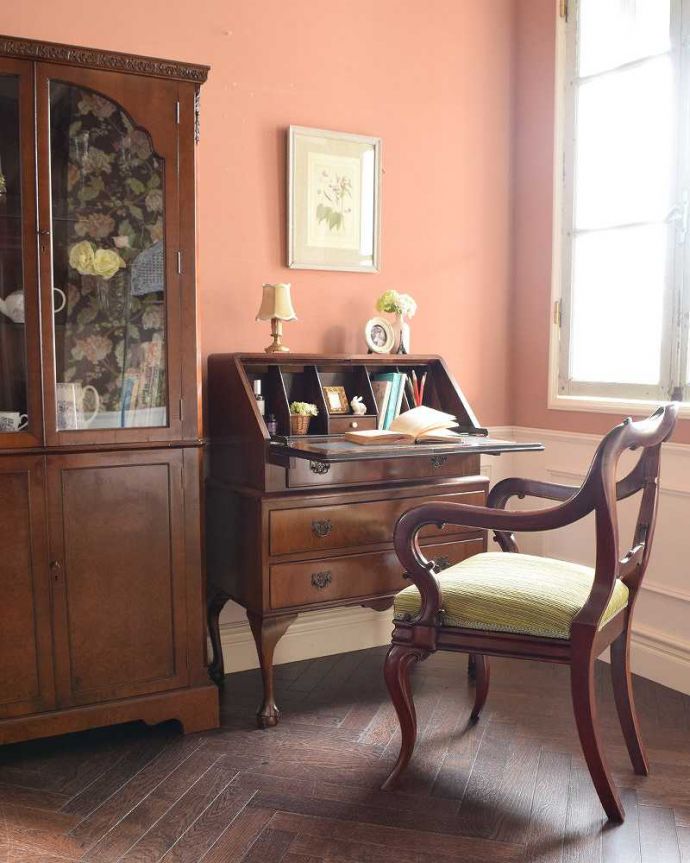 ビューロー アンティーク家具 英国から到着したアンティーク家具、美しいウォルナット材のビューロー(デスク)。リビングの片隅でも存在感を放つ美しさちょっと空いているリビングのスペースに置いてみても、美しすぎるデザインに目が惹かれます。(k-1374-f)