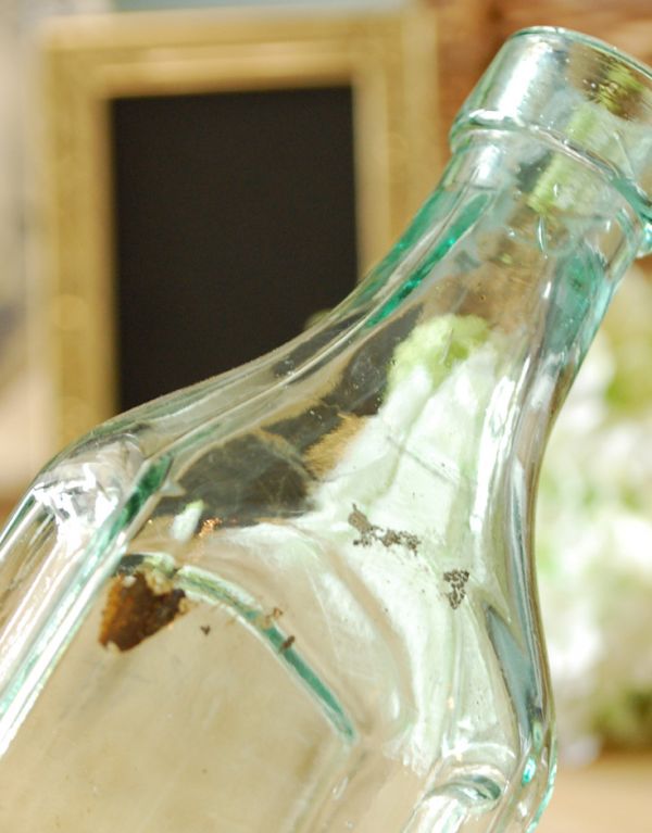 アンティーク雑貨　窓辺の１輪挿しにもオススメ、アンティークガラスボトル。ミルクや薬品、調味料など様々な用途で使われてきたアンティークボトルたちです。(k-1378-z)