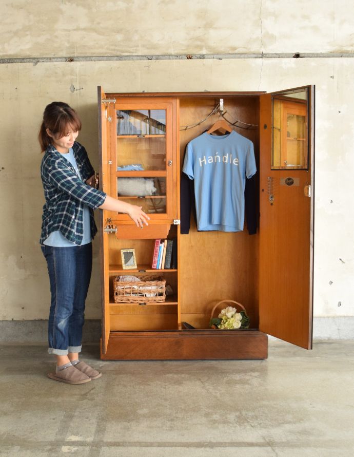アンティークのキャビネット　アンティーク家具　COMPACTOM（コンパクトム）の洋服箪笥、機能的で美しいアンティーク　ワードローブ。外国製のワードローブは装飾があちこちにあるので、絵になるアイテム。(k-1379-f)
