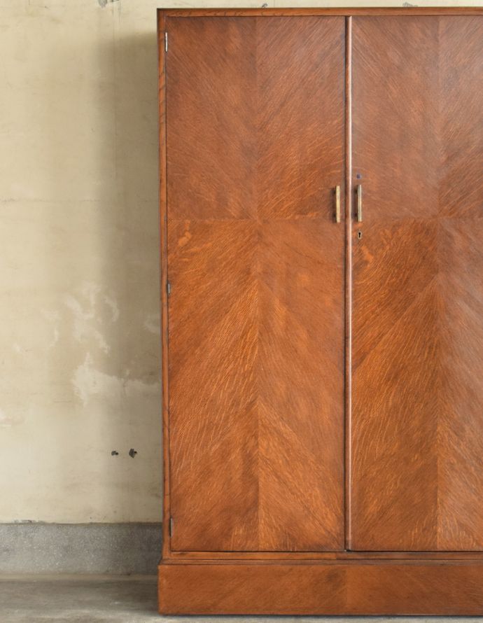 アンティークのキャビネット　アンティーク家具　COMPACTOM（コンパクトム）の洋服箪笥、機能的で美しいアンティーク　ワードローブ。美しい木製の扉。(k-1379-f)