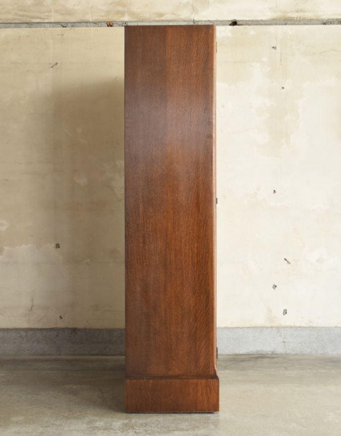 アンティークのキャビネット　アンティーク家具　COMPACTOM（コンパクトム）の洋服箪笥、機能的で美しいアンティーク　ワードローブ。横から見るとスッキリしています。(k-1379-f)