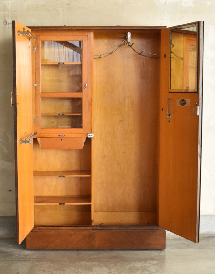 アンティークのキャビネット　アンティーク家具　COMPACTOM（コンパクトム）の洋服箪笥、機能的で美しいアンティーク　ワードローブ。開いた時もとってもステキ！いかにも海外の家具らしいデザインです。(k-1379-f)