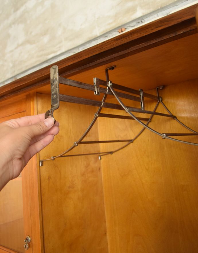 アンティークのキャビネット　アンティーク家具　COMPACTOM（コンパクトム）の洋服箪笥、機能的で美しいアンティーク　ワードローブ。ハンガー掛けはこのように前にスライドします。(k-1379-f)