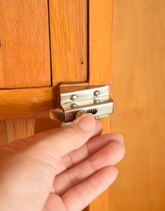 アンティークのキャビネット　アンティーク家具　COMPACTOM（コンパクトム）の洋服箪笥、機能的で美しいアンティーク　ワードローブ。扉に当時の金具が残っていました。(k-1379-f)