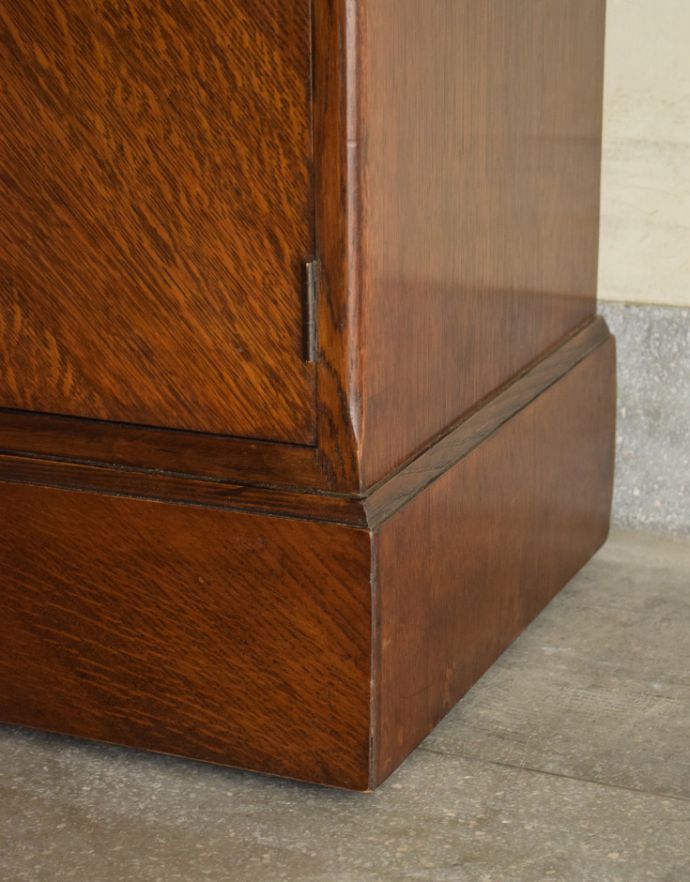 アンティークのキャビネット　アンティーク家具　COMPACTOM（コンパクトム）の洋服箪笥、機能的で美しいアンティーク　ワードローブ。しっかり支えてくれる脚で、安定感バツグン。(k-1379-f)