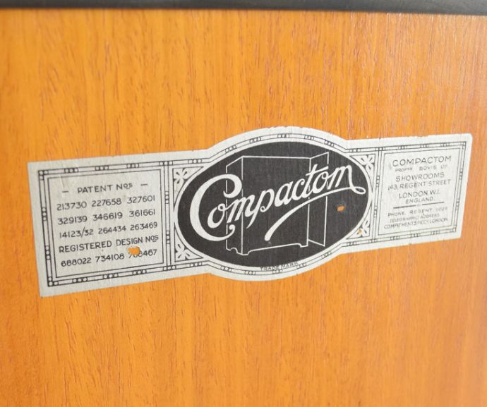 アンティークのキャビネット　アンティーク家具　COMPACTOM（コンパクトム）の洋服箪笥、機能的で美しいアンティーク　ワードローブ。COMPACTOM（コンパクトム）のタグが残っていました。(k-1379-f)