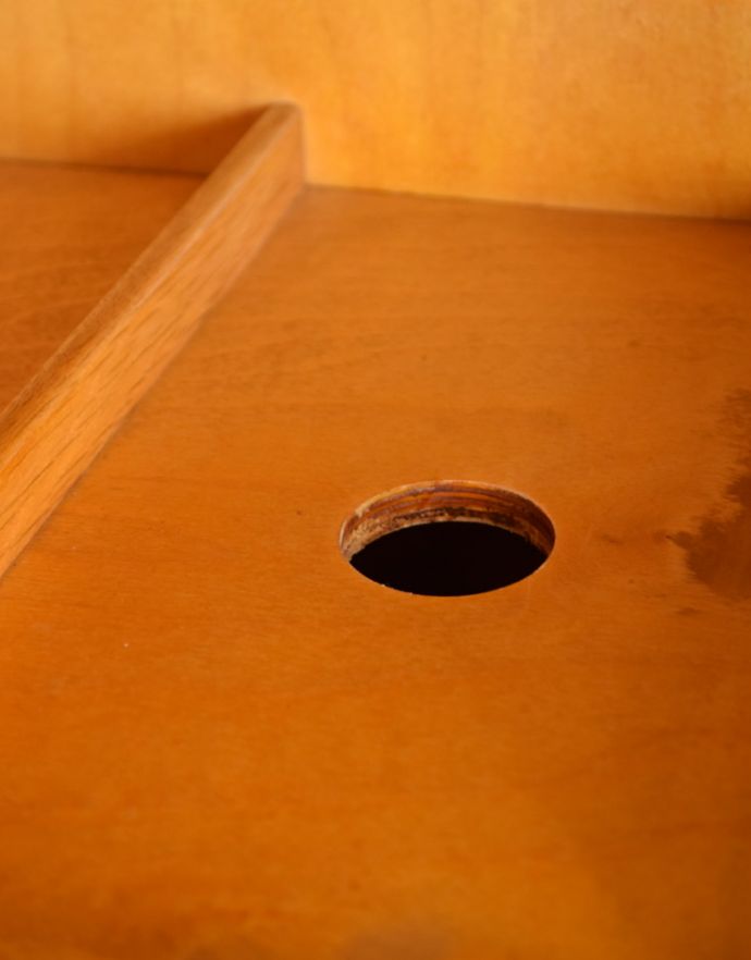 アンティークのキャビネット　アンティーク家具　COMPACTOM（コンパクトム）の洋服箪笥、機能的で美しいアンティーク　ワードローブ。穴があるので通気性がいいです。(k-1379-f)