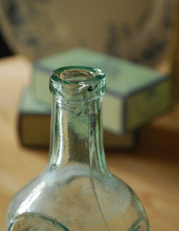 アンティーク雑貨　イギリス輸入のアンティーク雑貨、ふっくらとしたボディのガラスボトル。アンティークのため、多少の欠け・傷がある場合がありますが、使用上問題はありませんので、ご了承下さい。(k-1379-z)