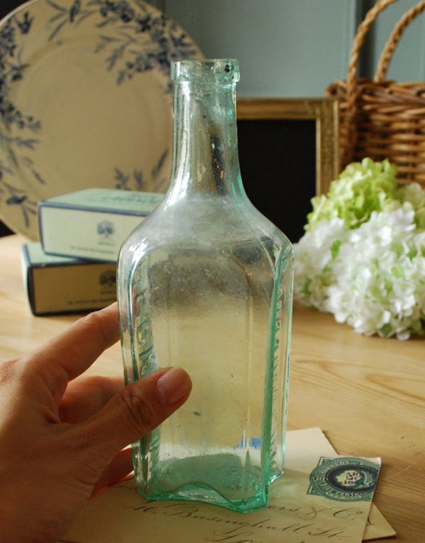 アンティーク雑貨　イギリス輸入のアンティーク雑貨、ふっくらとしたボディのガラスボトル。薬品、調味料など様々な用途で使われてきたアンティークボトルたちです。(k-1379-z)