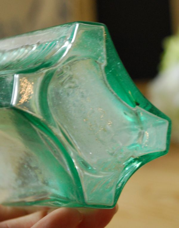 アンティーク雑貨　イギリス輸入のアンティーク雑貨、ふっくらとしたボディのガラスボトル。ちょっとお洒落なかたちをした底のデザインです。(k-1379-z)