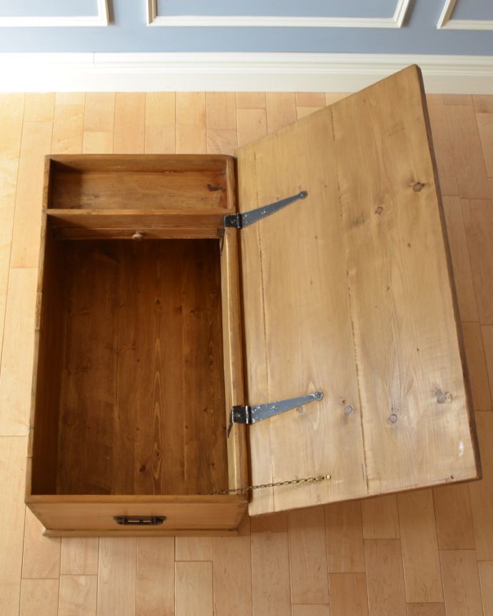 ブランケットボックス・収納ボックス　アンティーク家具　パイン材のナチュラルなアンティーク家具、イギリスで見つけたブランケットボックス。お部屋のごちゃごちゃをスッキリ解決！１台２役の頼もしい家具です。(k-1380-f)