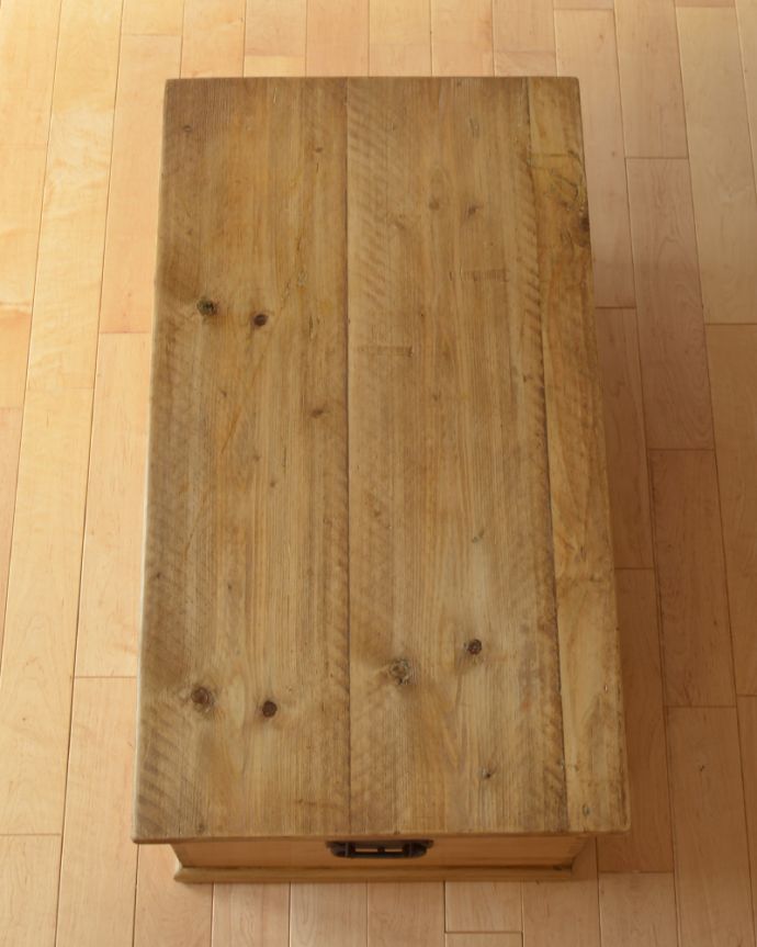 ブランケットボックス・収納ボックス　アンティーク家具　パイン材のナチュラルなアンティーク家具、イギリスで見つけたブランケットボックス。天板もキレイな状態です。(k-1380-f)