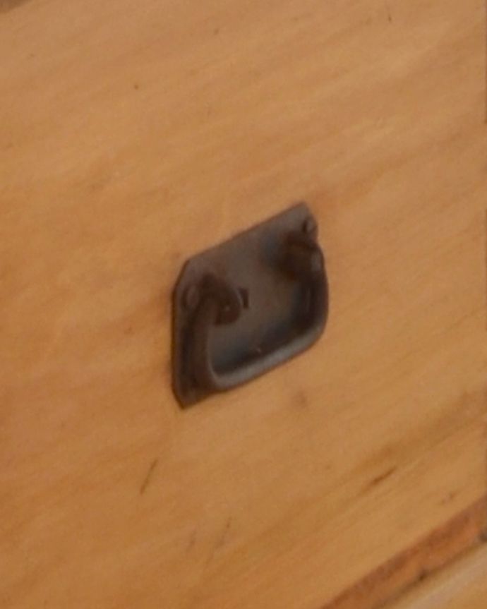 ブランケットボックス・収納ボックス　アンティーク家具　パイン材のナチュラルなアンティーク家具、イギリスで見つけたブランケットボックス。可愛い取っ手がサイドに付いています。(k-1380-f)