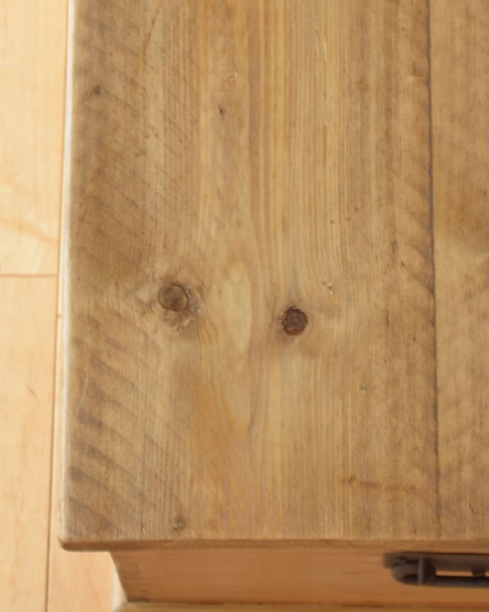 ブランケットボックス・収納ボックス　アンティーク家具　パイン材のナチュラルなアンティーク家具、イギリスで見つけたブランケットボックス。温かみのあるパイン材の木目です。(k-1380-f)