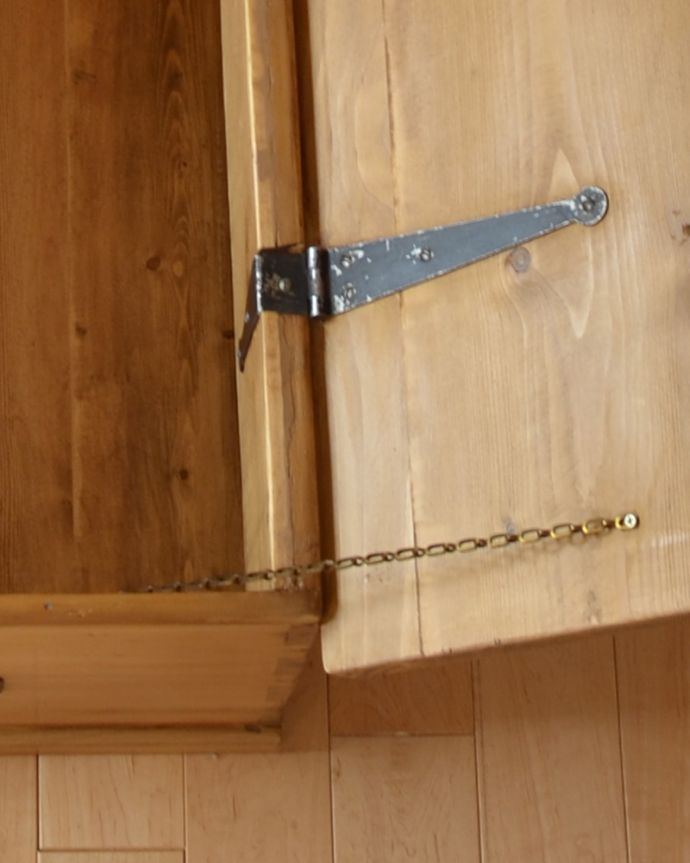 ブランケットボックス・収納ボックス　アンティーク家具　パイン材のナチュラルなアンティーク家具、イギリスで見つけたブランケットボックス。蓋と箱は金具で固定されています。(k-1380-f)