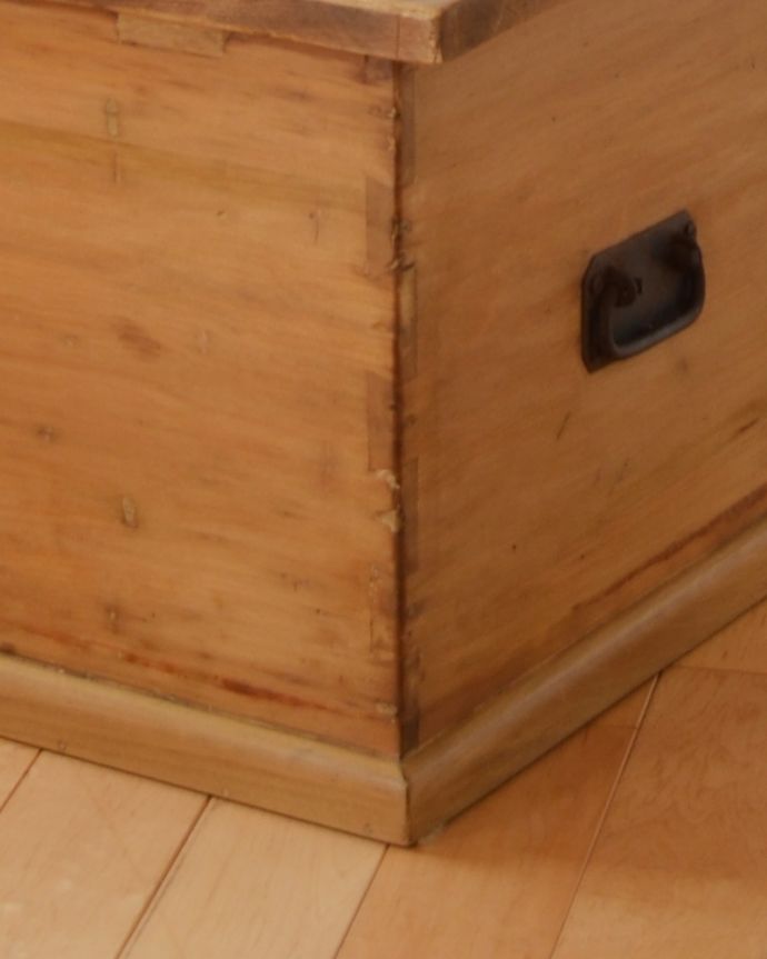 ブランケットボックス・収納ボックス　アンティーク家具　パイン材のナチュラルなアンティーク家具、イギリスで見つけたブランケットボックス。安定感のある脚です。(k-1380-f)