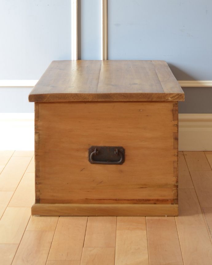 ブランケットボックス・収納ボックス　アンティーク家具　パイン材のナチュラルなアンティーク家具、イギリスで見つけたブランケットボックス。サイドもキレイな状態です。(k-1380-f)