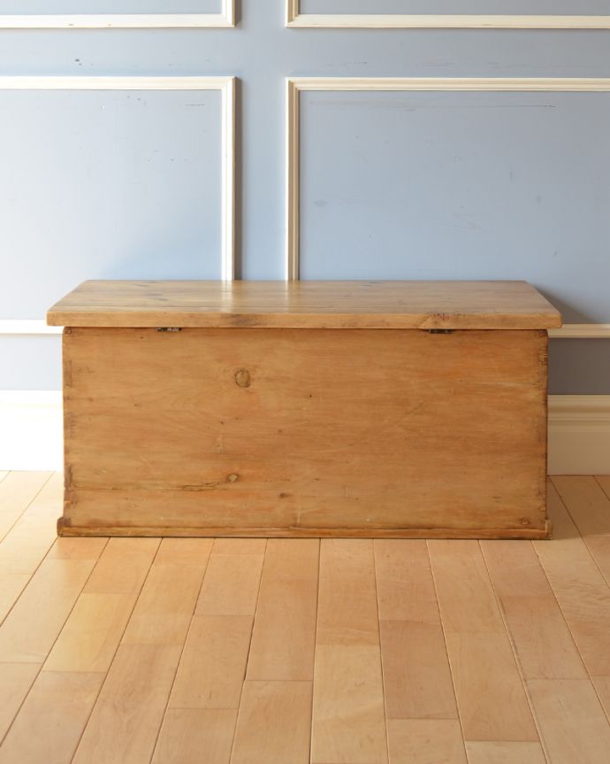 ブランケットボックス・収納ボックス　アンティーク家具　パイン材のナチュラルなアンティーク家具、イギリスで見つけたブランケットボックス。アンティークは新品ではないので、もちろん経年変化によるキズはありますが、専門の職人が目立たないようキレイにお直しをしているので、後姿までキレイです。(k-1380-f)