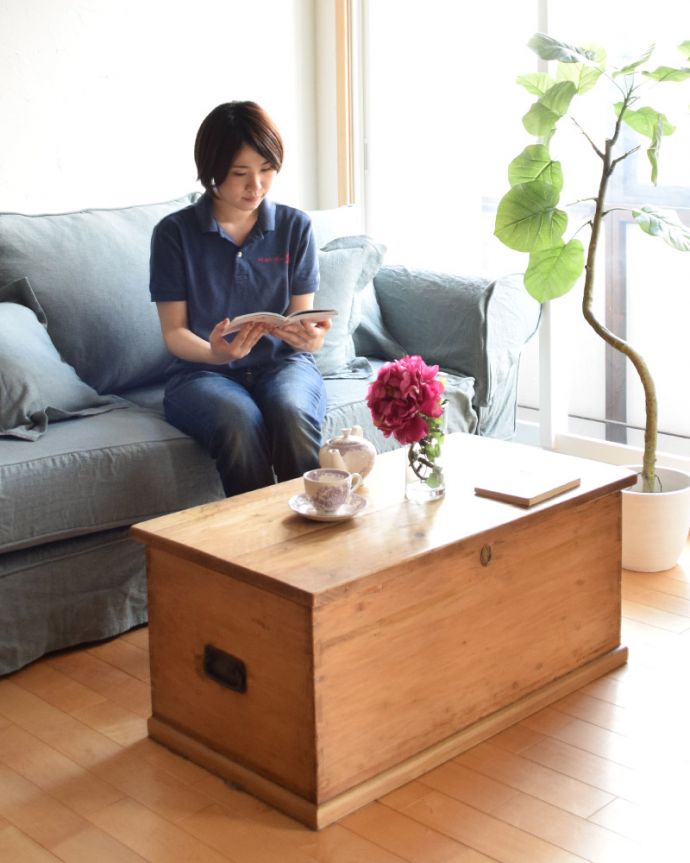 ブランケットボックス・収納ボックス　アンティーク家具　パイン材のナチュラルなアンティーク家具、イギリスで見つけたブランケットボックス。いろんな使い方が出来る便利なBOXわが家ではソファの横に置いているのですが、お友達が来た時は、ソファの前に。(k-1380-f)