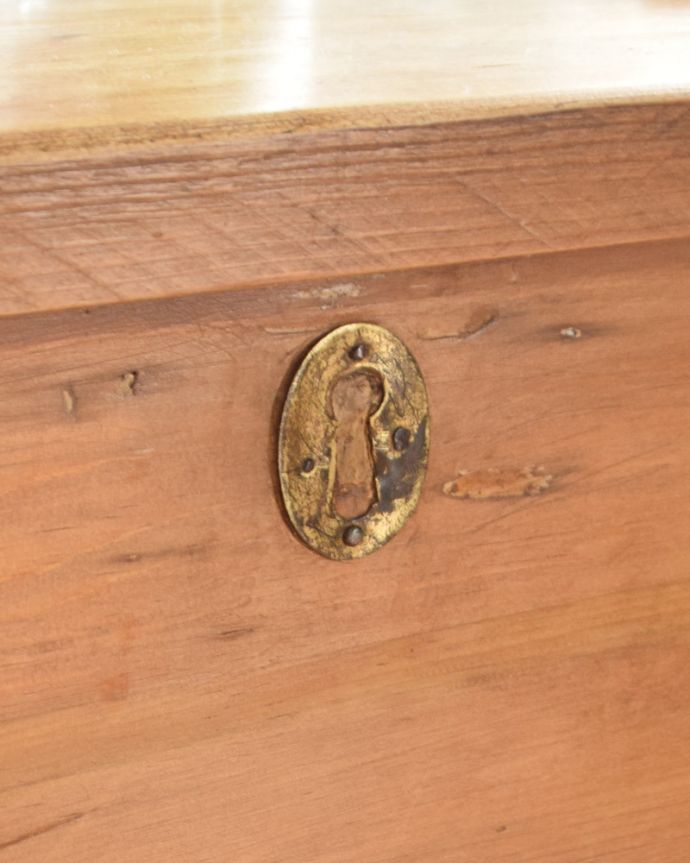 ブランケットボックス・収納ボックス　アンティーク家具　パイン材のナチュラルなアンティーク家具、イギリスで見つけたブランケットボックス。鍵穴のモチーフが装飾としてついていました。(k-1380-f)