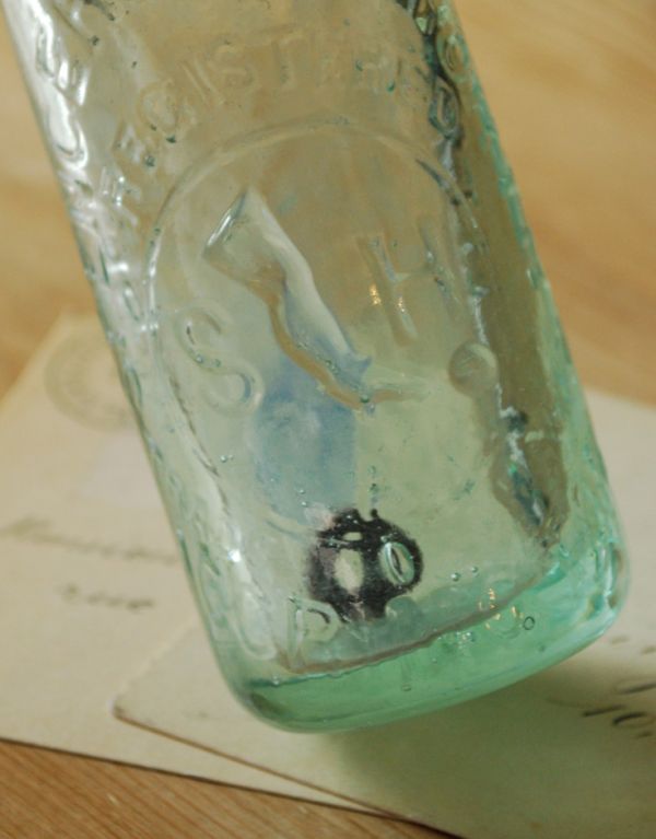 アンティーク雑貨 珍しい!イギリスで見つけたアンティークのラムネ瓶(ガラスボトル)。底にも金属?のようなものが入っています。(k-1380-z)