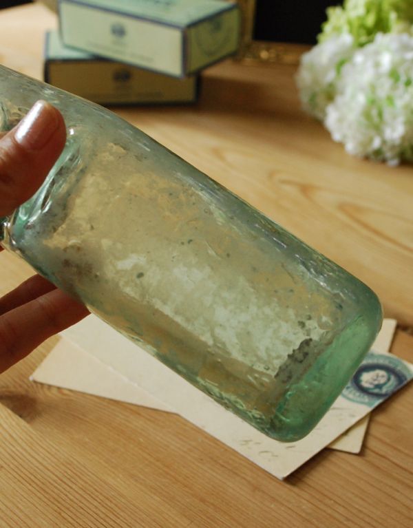 アンティーク雑貨 珍しい!イギリスで見つけたアンティークのラムネ瓶(ガラスボトル)。アンティークのため、多少の欠け・傷がある場合がありますが、使用上問題はありませんので、ご了承下さい。(k-1380-z)