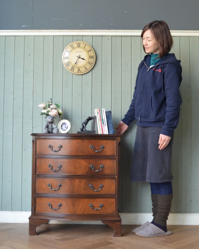 アンティークのチェスト　アンティーク家具　マホガニー材の木目に惚れこんだ英国の4段チェスト、アンティーク家具。高級感があって女性らしい優しいシルエット。(k-1381-f-1)