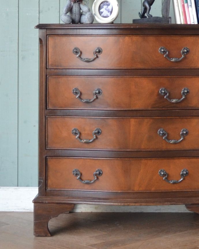 アンティークのチェスト　アンティーク家具　マホガニー材の木目に惚れこんだ英国の4段チェスト、アンティーク家具。品のある色合いと木目です。(k-1381-f-1)