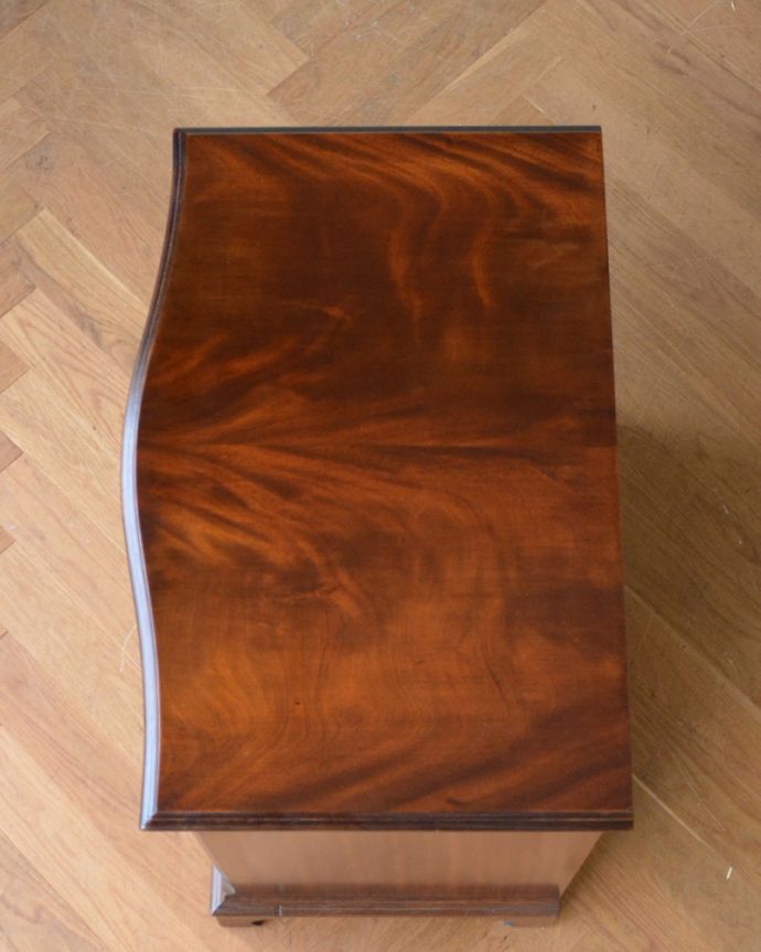 アンティークのチェスト　アンティーク家具　マホガニー材の木目に惚れこんだ英国の4段チェスト、アンティーク家具。天板も木目がキレイです。(k-1381-f-1)