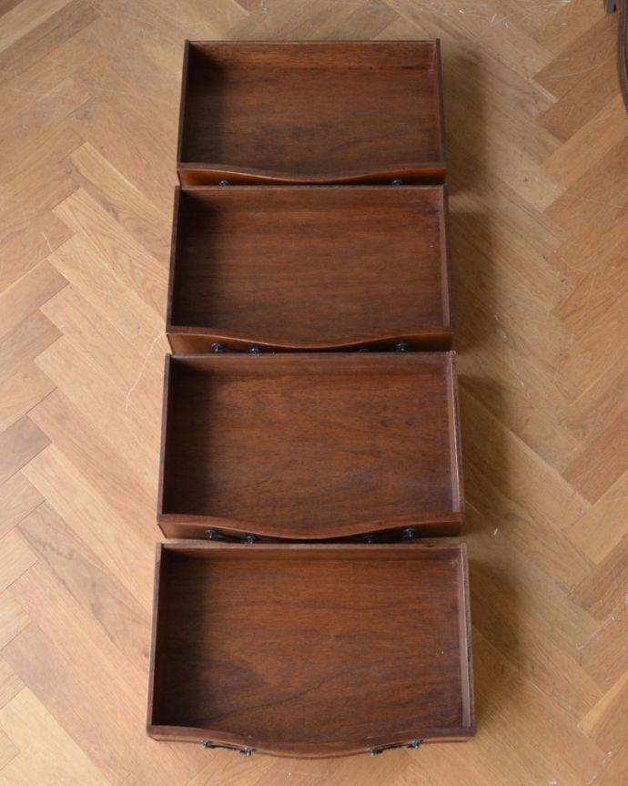 アンティークのチェスト　アンティーク家具　マホガニー材の木目に惚れこんだ英国の4段チェスト、アンティーク家具。引き出しは４杯。(k-1381-f-1)