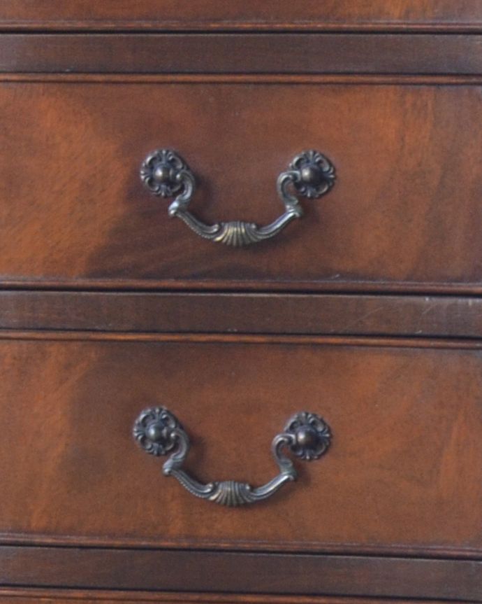 アンティークのチェスト　アンティーク家具　マホガニー材の木目に惚れこんだ英国の4段チェスト、アンティーク家具。ハンドル形のオシャレな取っ手です。(k-1381-f-1)