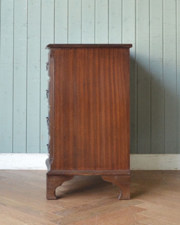 アンティークのチェスト　アンティーク家具　マホガニー材の木目に惚れこんだ英国の4段チェスト、アンティーク家具。サイドから見ても絵になります。(k-1381-f-1)
