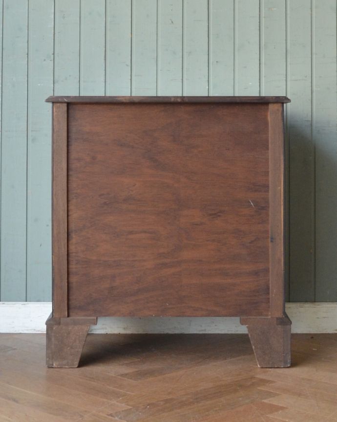 アンティークのチェスト　アンティーク家具　マホガニー材の木目に惚れこんだ英国の4段チェスト、アンティーク家具。アンティークは新品ではないので、もちろん経年変化によるキズはありますが、専門の職人が目立たないようキレイにお直しをしているので、後姿までキレイです。(k-1381-f-1)