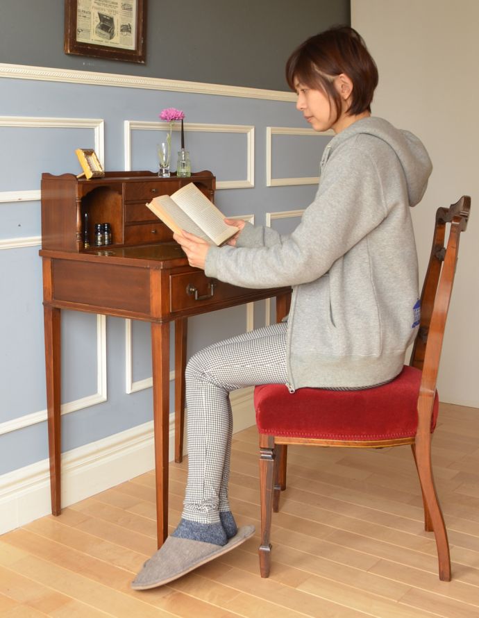 アンティークのデスク・書斎机　アンティーク家具　マホガニー材のアンティーク英国家具、美しい大人のライティングデスク。デスクに座る時間を持つことで気持ちの切り替えができます。(k-1382-f)