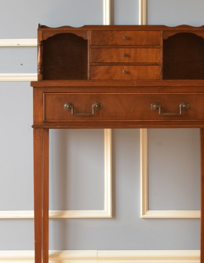 アンティークのデスク・書斎机　アンティーク家具　マホガニー材のアンティーク英国家具、美しい大人のライティングデスク。上品で落ち着きのあるデスク。(k-1382-f)