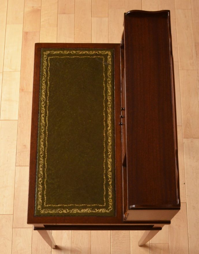 アンティークのデスク・書斎机　アンティーク家具　マホガニー材のアンティーク英国家具、美しい大人のライティングデスク。広い天板は作業がしやすくて重宝しますよ！きちんとお直ししているので、天板もキレイな状態です。(k-1382-f)