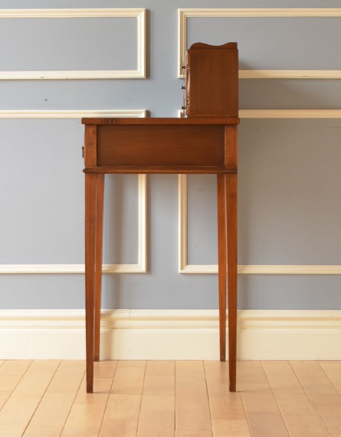 アンティークのデスク・書斎机　アンティーク家具　マホガニー材のアンティーク英国家具、美しい大人のライティングデスク。サイドも美しいです。(k-1382-f)