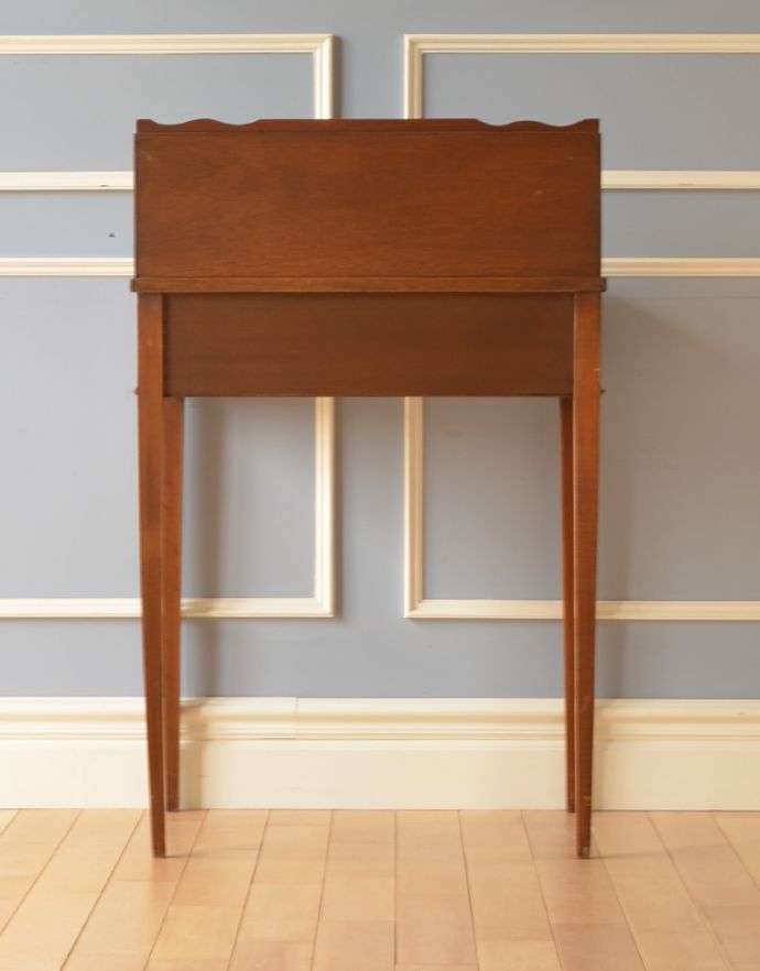 アンティークのデスク・書斎机　アンティーク家具　マホガニー材のアンティーク英国家具、美しい大人のライティングデスク。きちんとメンテナンスしてあるので、裏側もキレイです。(k-1382-f)