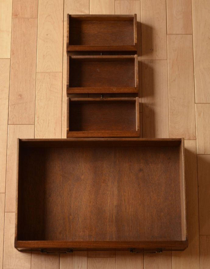 アンティークのデスク・書斎机　アンティーク家具　マホガニー材のアンティーク英国家具、美しい大人のライティングデスク。便利な引き出し全部で4杯が付いています。(k-1382-f)