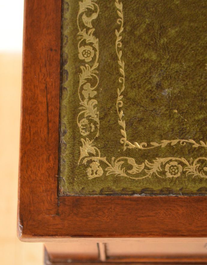 アンティークのデスク・書斎机　アンティーク家具　マホガニー材のアンティーク英国家具、美しい大人のライティングデスク。落ち着いたグリーンのレザー。(k-1382-f)