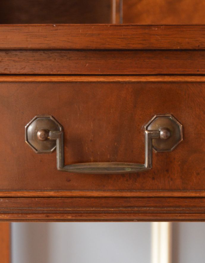 アンティークのデスク・書斎机　アンティーク家具　マホガニー材のアンティーク英国家具、美しい大人のライティングデスク。アンティークらしい取っ手をそっと開くたびにときめきます。(k-1382-f)