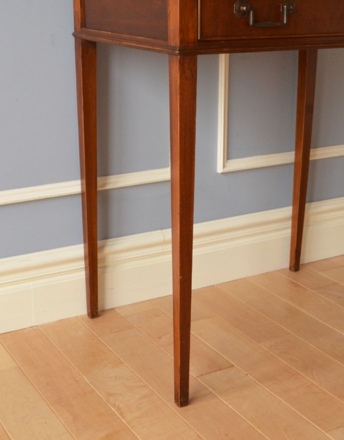 アンティークのデスク・書斎机　アンティーク家具　マホガニー材のアンティーク英国家具、美しい大人のライティングデスク。しっかりとした安定感があります。(k-1382-f)